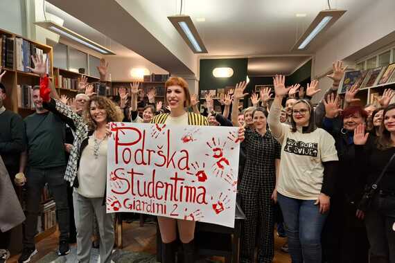 Uz stare dobre stvari s longplejki otvorena programska sezona u pulskom klubu. Poslana i poruka podrške studentima u Srbiji