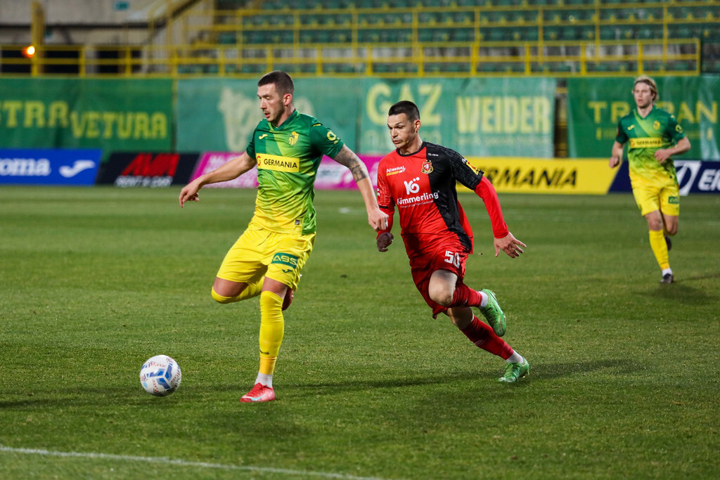 BIVŠI SUIGRAČI - Dario Marešić bježi Anti Ercegu (foto: NK Istra 1961)