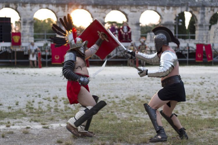 Spektakl za turiste - uprizorenje borbe gladijatora u Areni