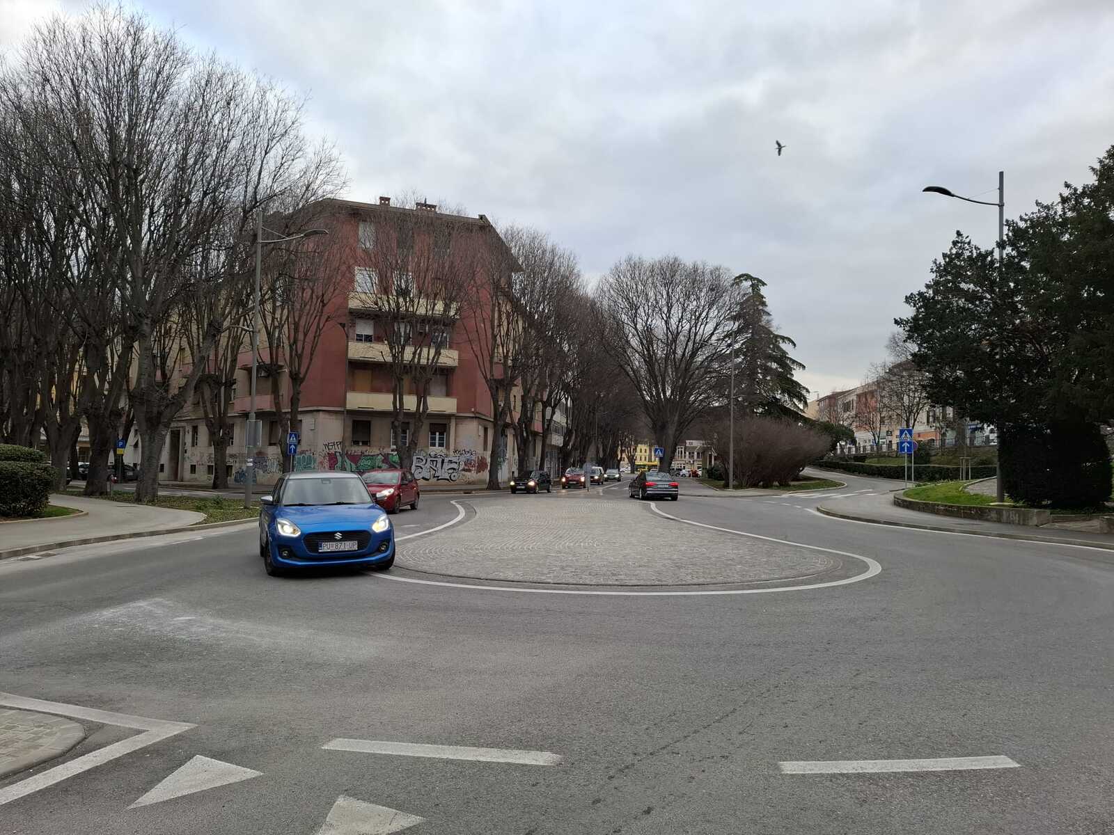 Kružni tok na spoju Kolodvorske i Ulice Starih statuta (Foto: Mirjana Vermezović Ivanović) 