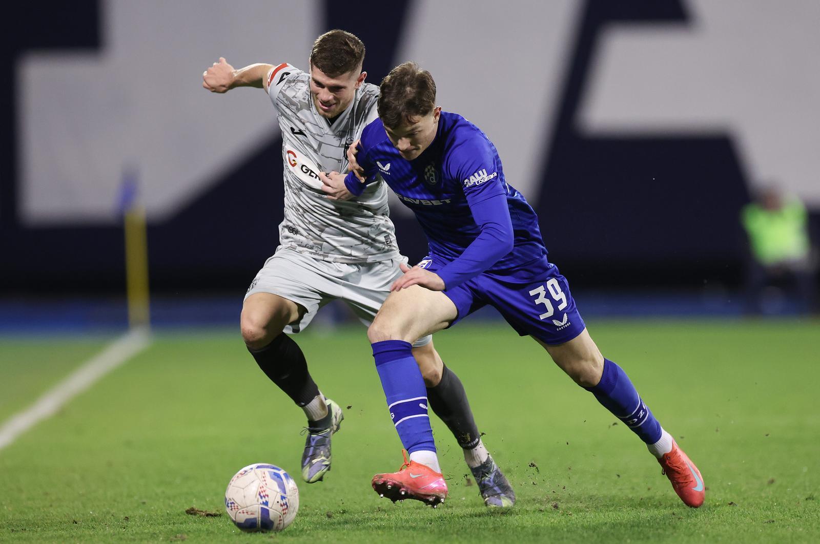 Mauro Perković u duelu s Morisom Valinčićem (foto: Goran Stanzl / PIXSELL)