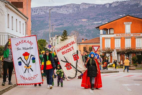 Pogledajte kako su se 'munjene' maškare narugale priči o jednom trgovačkom centru u njihovom gradu