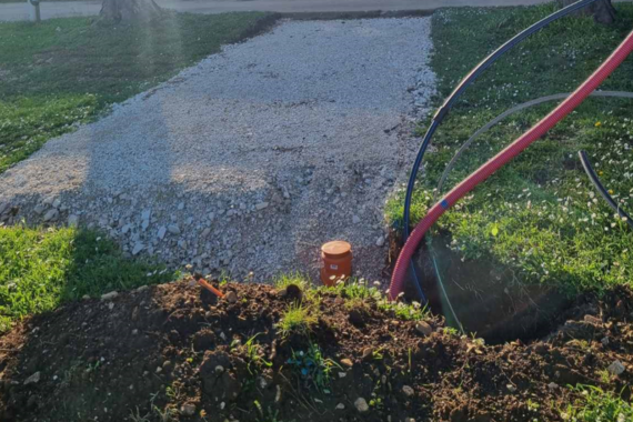 Na plaži u kampu Stoja 'nestao' dio travnjaka. Arena Grupa objašnjava o čemu se radi