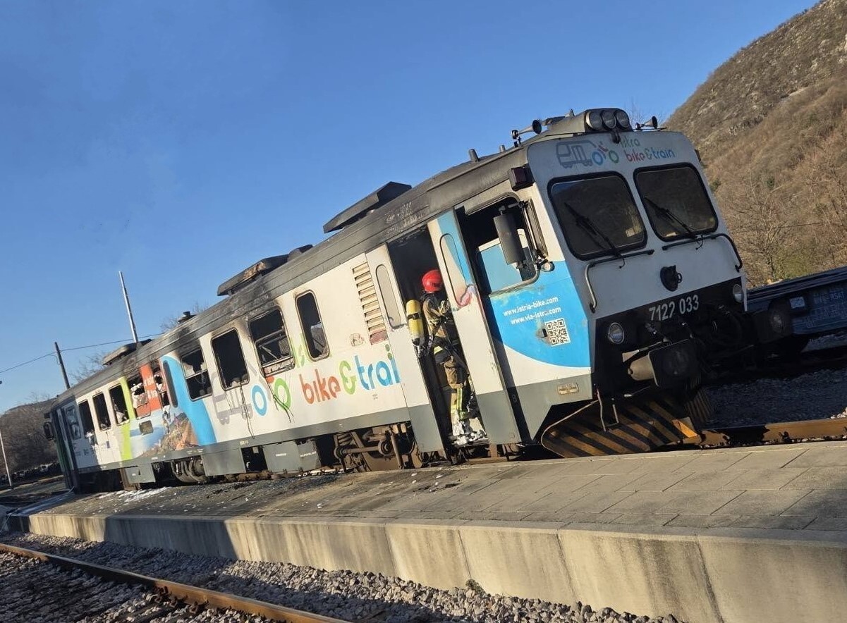 Izgorjeli vlak na kolodvoru u Lupoglavu (Foto: JVP Pazin)