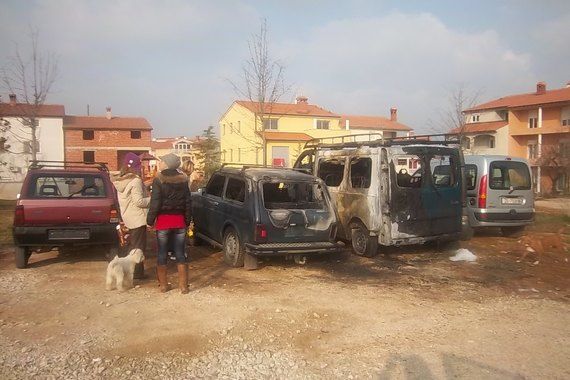 Stanari Gregovice i vlasnica automobila sumnjaju da su vozila namjerno zapaljena