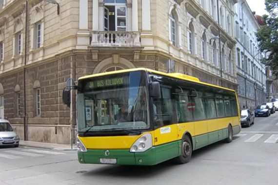 Pijani vozač Pulaprometa udario u parkirani automobil na križanju Zagrebačke i Giardina 