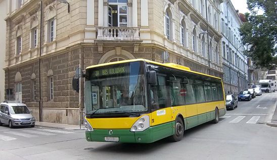 Pijani vozač Pulaprometa udario u parkirani automobil na križanju Zagrebačke i Giardina 