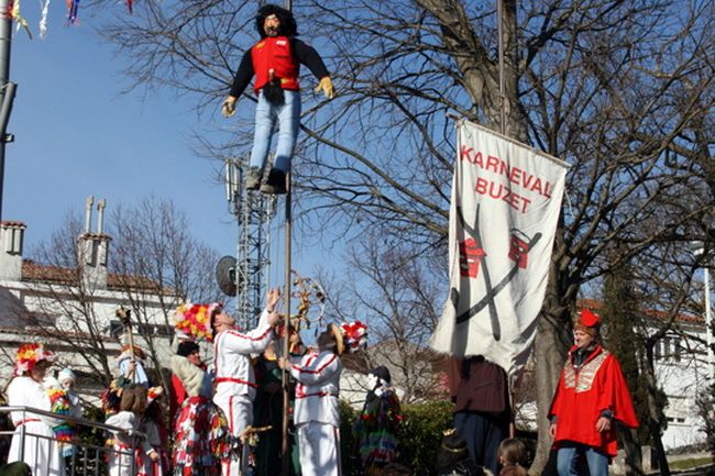 Na Buzeštini se maškare potukle zbog pusta