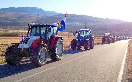 Istarski mljekari traktorima okupirali Pazin, odustali od blokade Ipsilona, pa blokirali cestu u Boljunskom polju