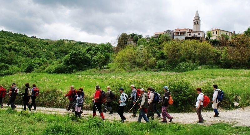 Na 16. međunarodnom danu pješačenja u Pazinu unatoč lošem vremenu sudjelovalo 40-ak najupornijih planinara