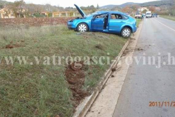 Vozačica udarila u rubnik i prevrnula se na krov