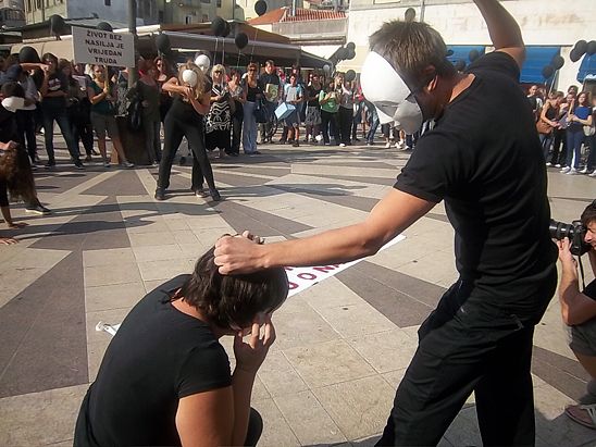 Performans je ponovljen i na tržnici.