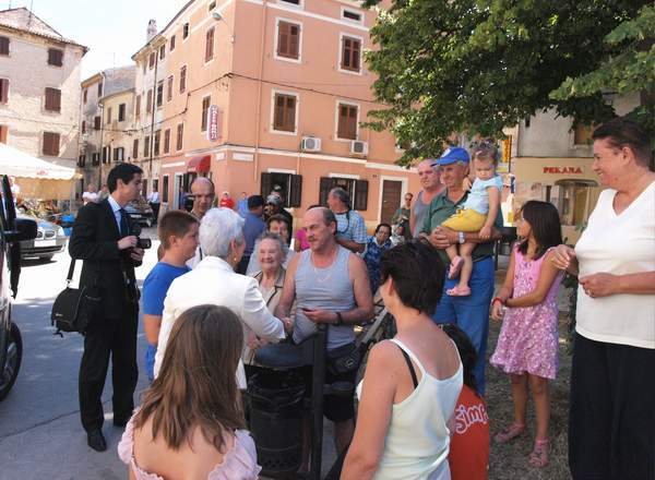 Jadranka Kosor sa žiteljima Vodnjana.