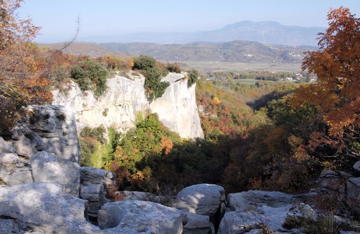 Stijena s koje je pao (ili se bacio) muškarac